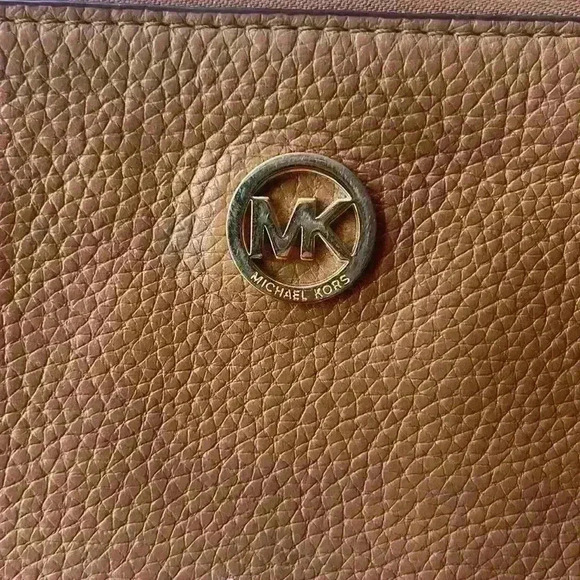 MICHAEL KORS TAN WRISTLET - Picture 2 of 7